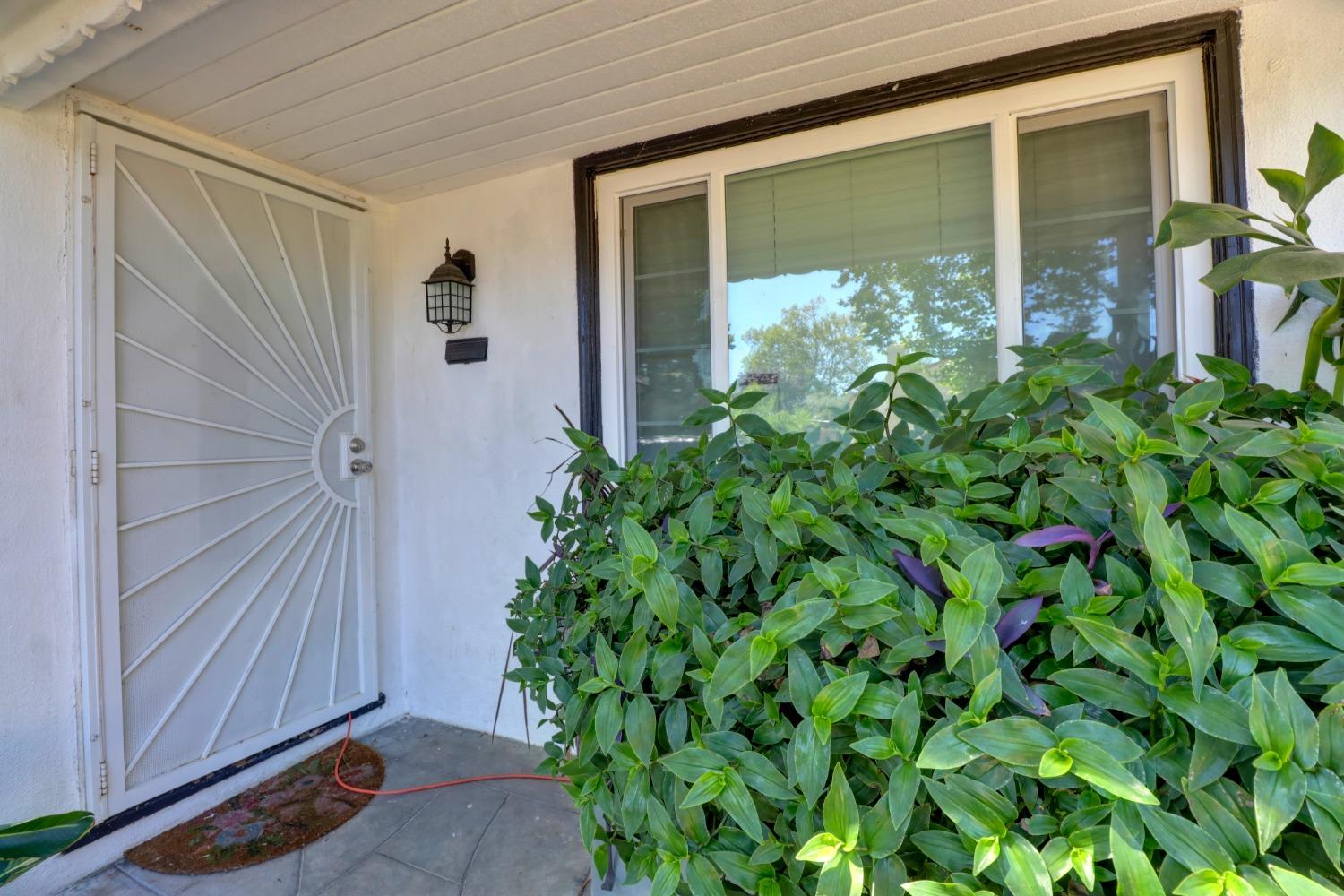 Detail Gallery Image 3 of 35 For 3808 La Solidad, Sacramento,  CA 95820 - 4 Beds | 2 Baths