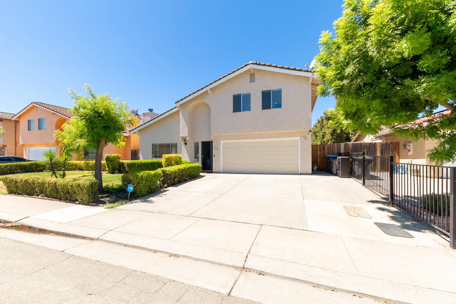 Detail Gallery Image 1 of 30 For 2294 Port Trinity Cir, Stockton,  CA 95206 - 4 Beds | 2/1 Baths