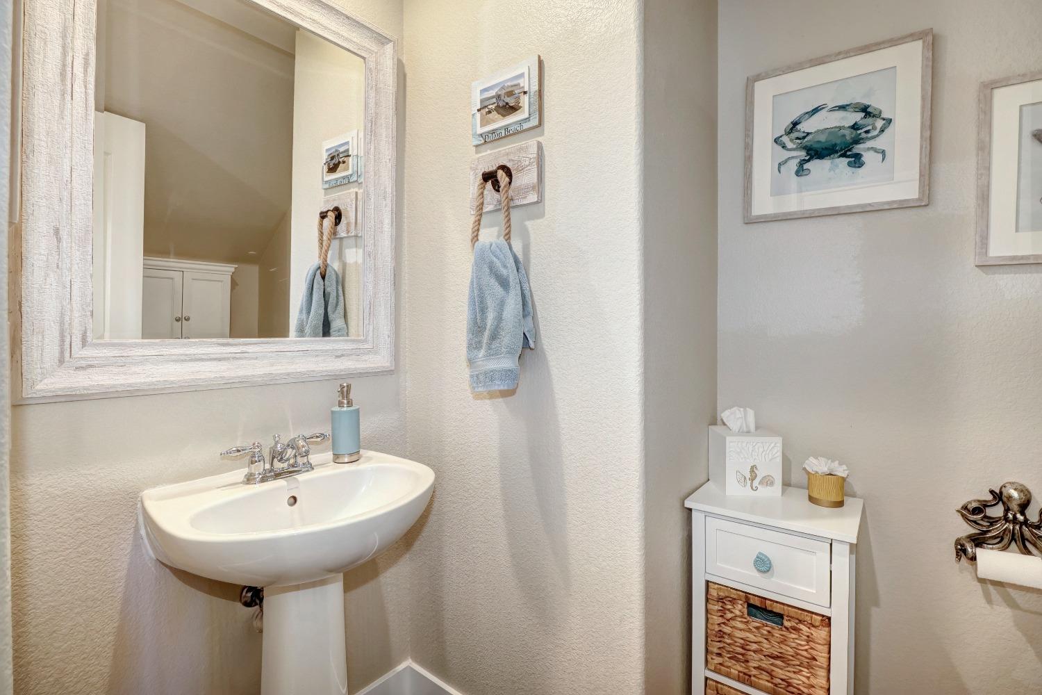 Detail Gallery Image 16 of 41 For 11 Wheelhouse Ct, Sacramento,  CA 95833 - 5 Beds | 2/1 Baths