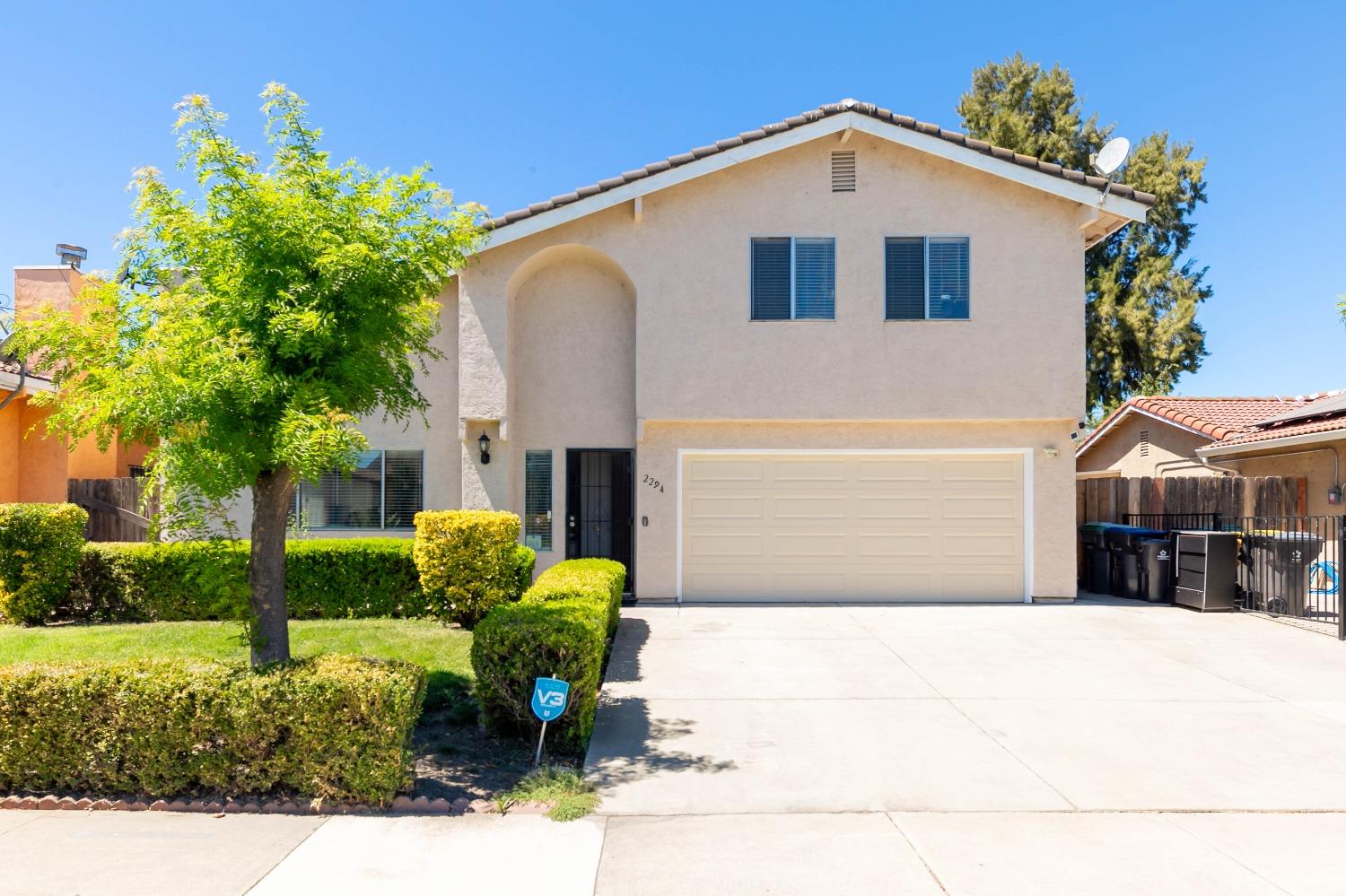 Detail Gallery Image 2 of 30 For 2294 Port Trinity Cir, Stockton,  CA 95206 - 4 Beds | 2/1 Baths