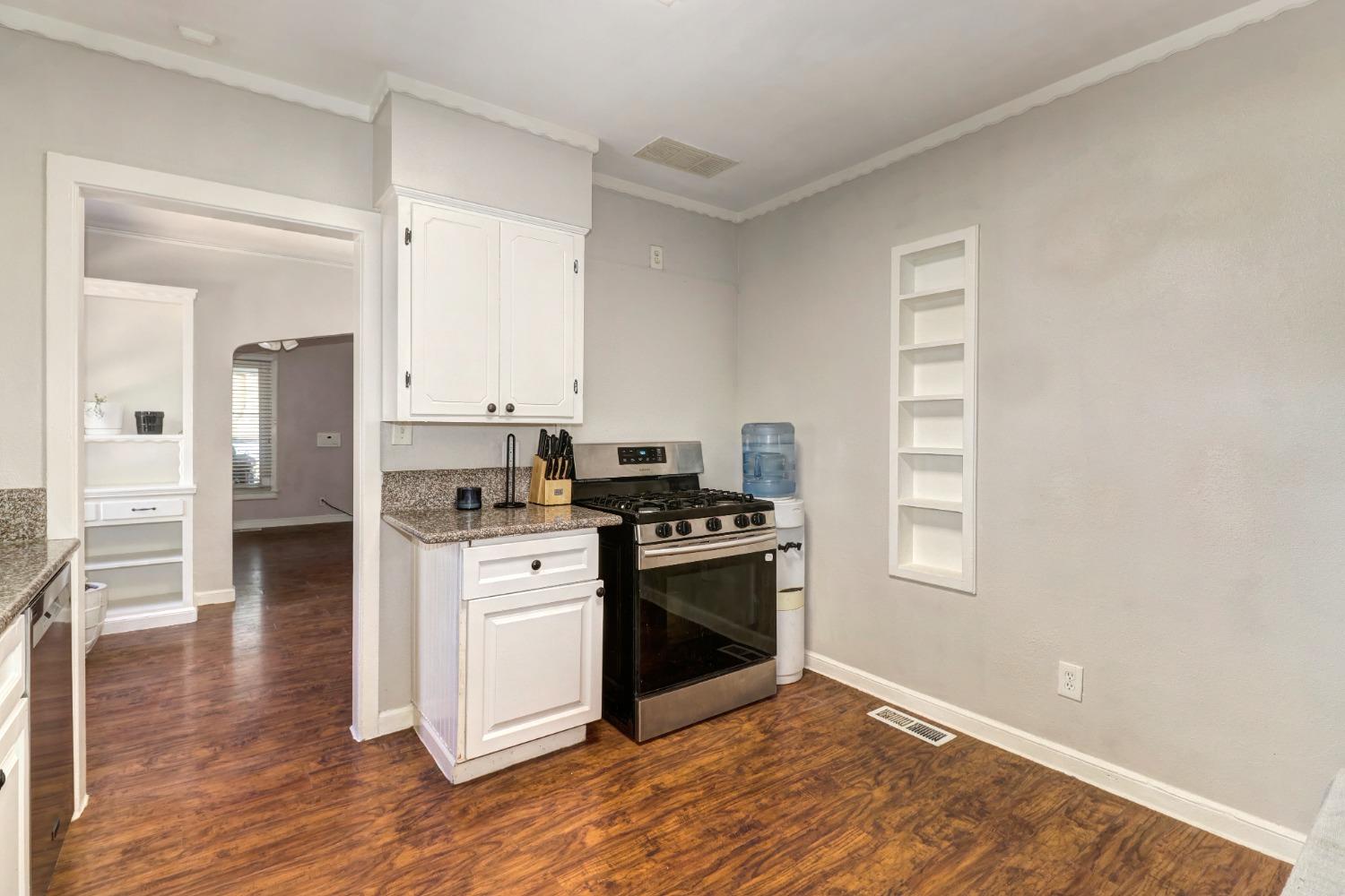 Detail Gallery Image 11 of 35 For 3808 La Solidad, Sacramento,  CA 95820 - 4 Beds | 2 Baths