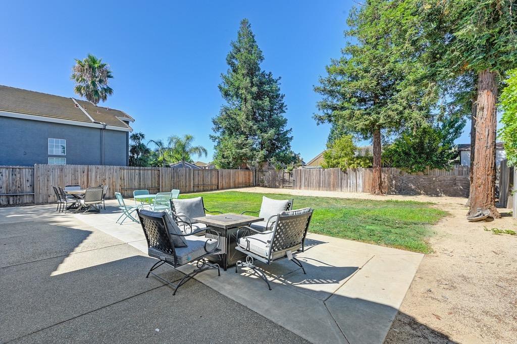 Brighton Oaks Court, Elk Grove, California image 34