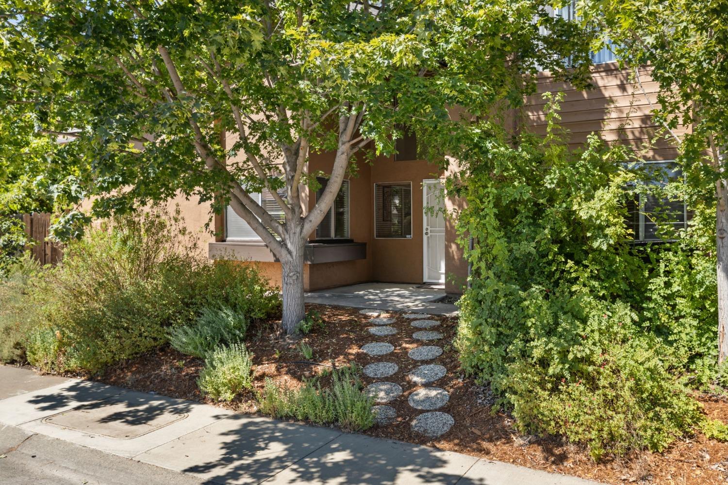 Detail Gallery Image 1 of 1 For 1 Binaca Ct, Sacramento,  CA 95833 - 3 Beds | 2 Baths