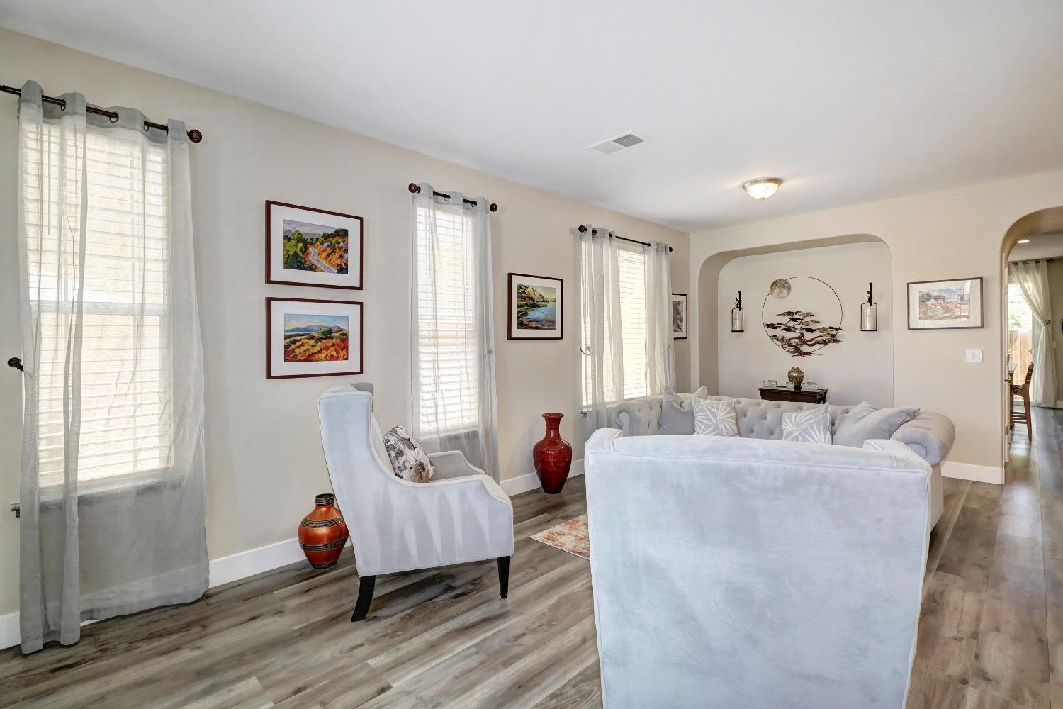 Detail Gallery Image 5 of 41 For 11 Wheelhouse Ct, Sacramento,  CA 95833 - 5 Beds | 2/1 Baths