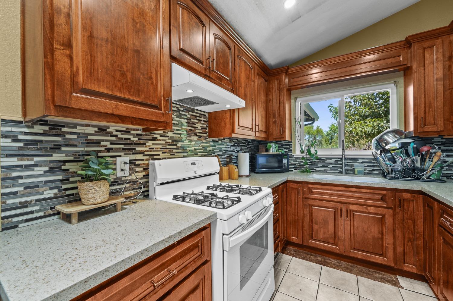 Detail Gallery Image 21 of 36 For 186 Santa Rosa Dr, San Jose,  CA 95111 - 3 Beds | 2 Baths