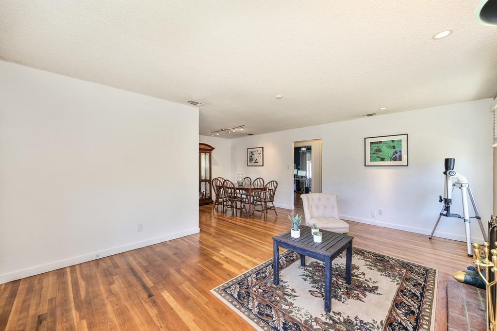 Detail Gallery Image 8 of 38 For 2544 Andrade Way, Sacramento,  CA 95821 - 3 Beds | 2 Baths