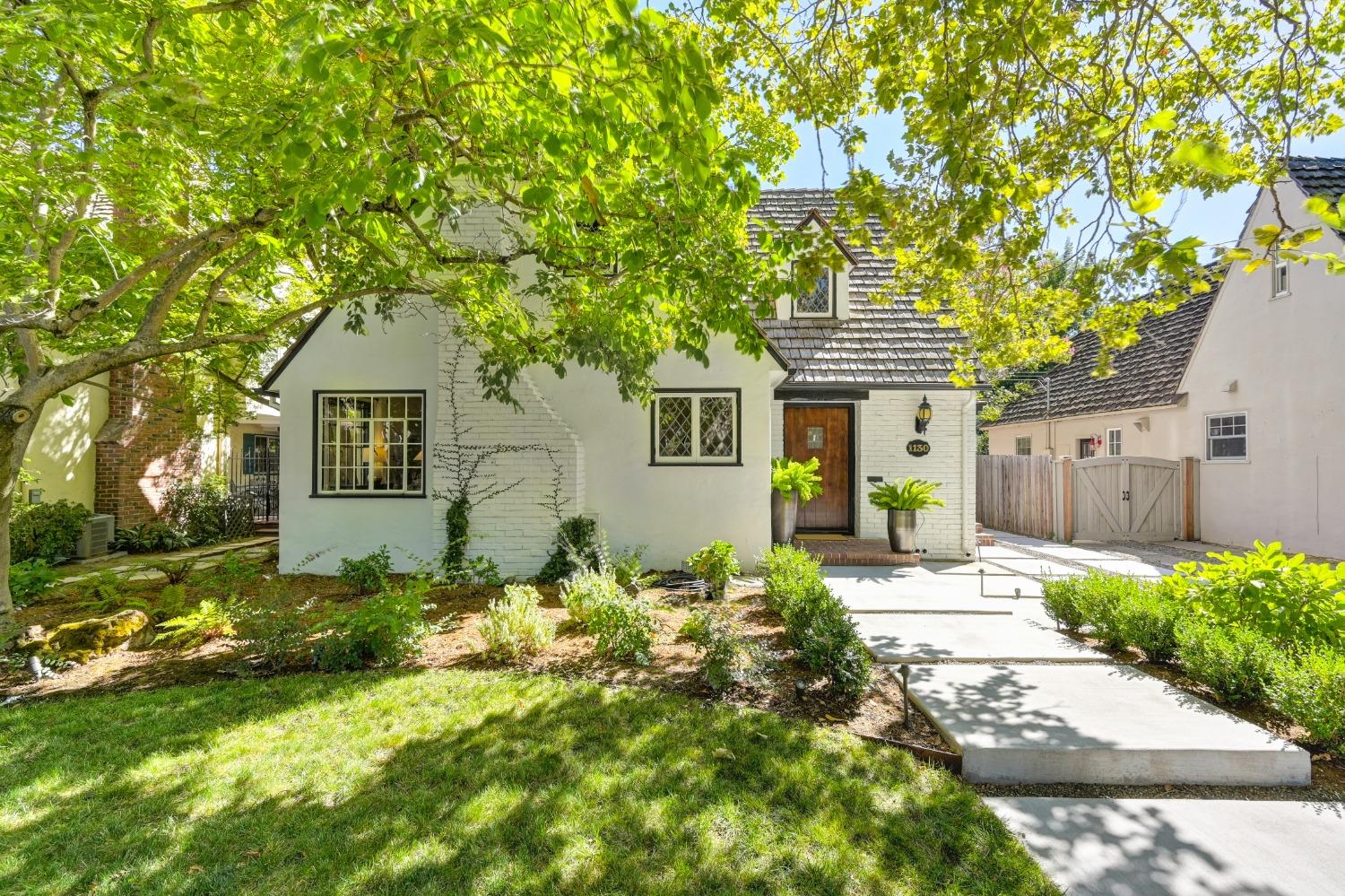 Detail Gallery Image 1 of 1 For 1130 Robertson Way, Sacramento,  CA 95818 - 4 Beds | 2/2 Baths