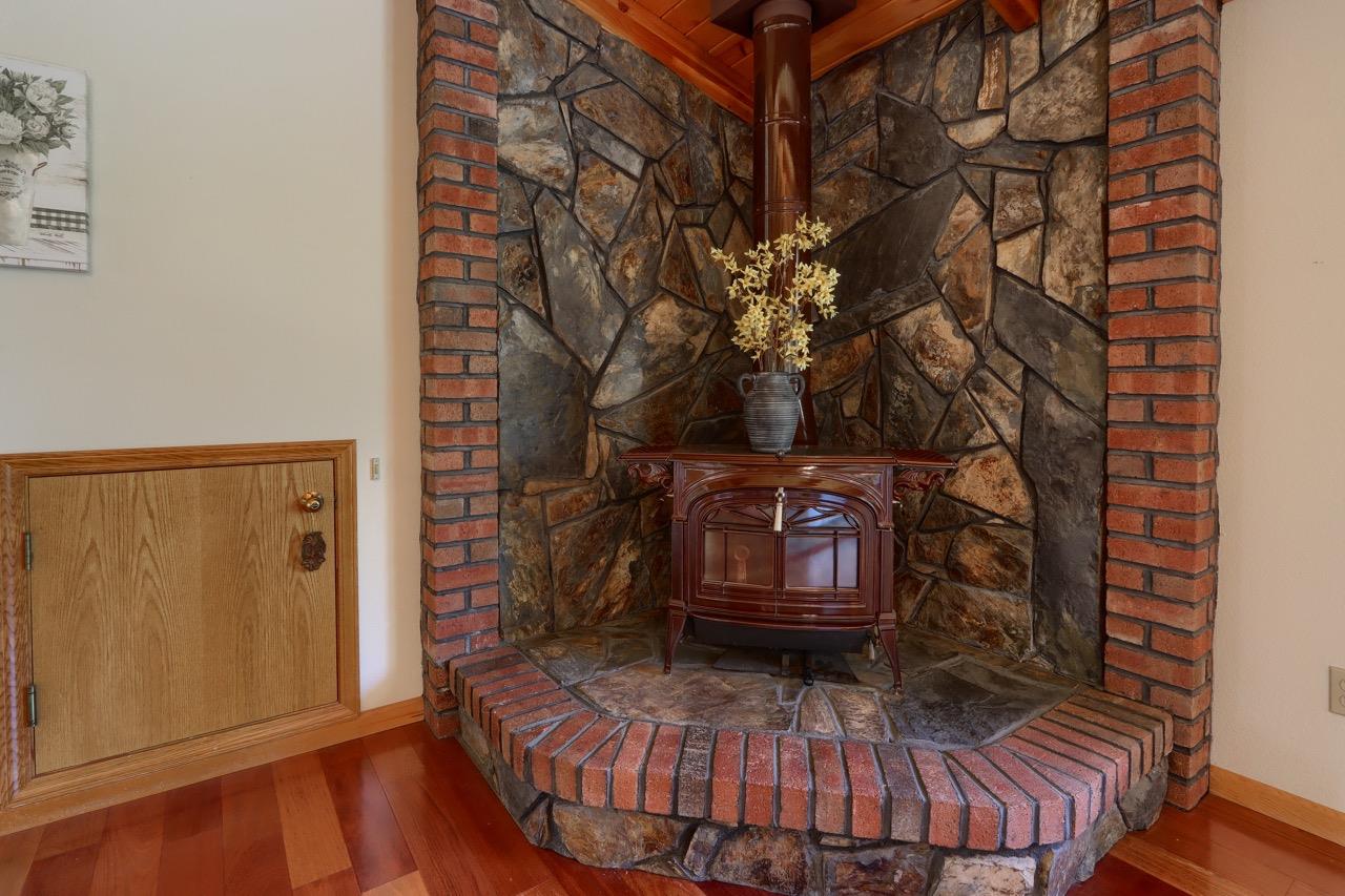 Detail Gallery Image 11 of 71 For 12639 Cresthaven Dr, Groveland,  CA 95321 - 3 Beds | 2/1 Baths