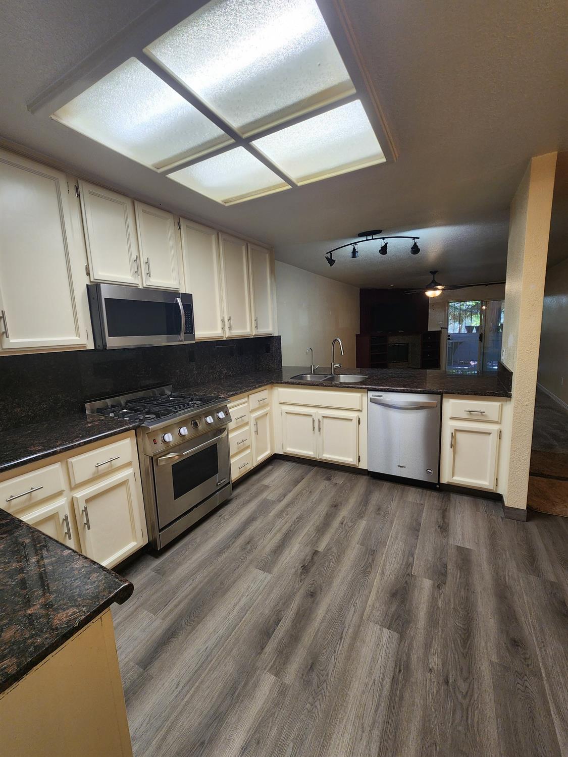 Detail Gallery Image 5 of 23 For 4830 Dover Ln #309,  Sacramento,  CA 95842 - 3 Beds | 2 Baths