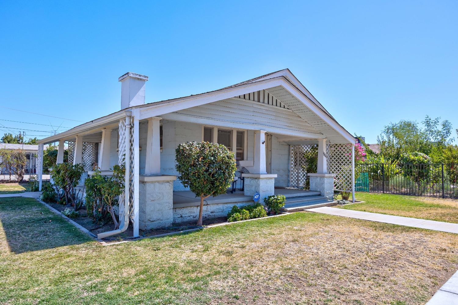 Detail Gallery Image 2 of 49 For 1001 Trinity Ave, Chowchilla,  CA 93610 - 3 Beds | 2 Baths