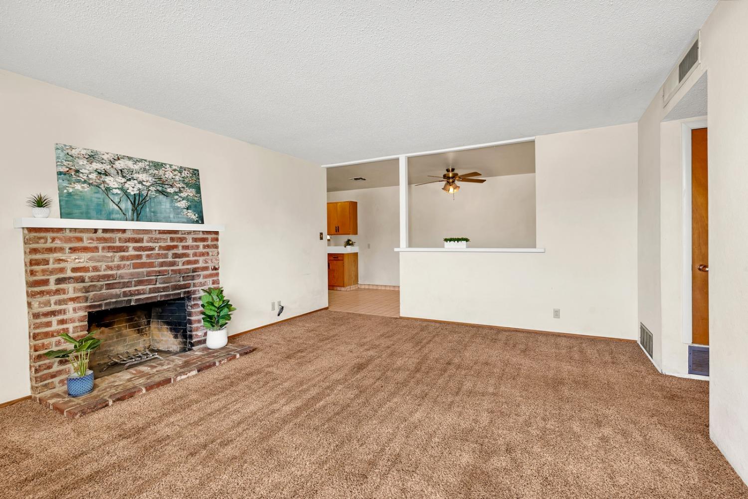 Detail Gallery Image 6 of 27 For 976 Granada Cir, Los Banos,  CA 93635 - 3 Beds | 2 Baths