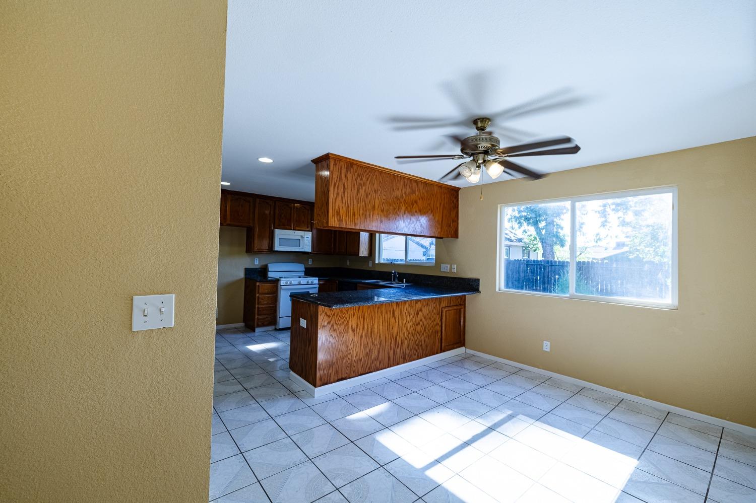 Detail Gallery Image 5 of 24 For 4015 44th St, Sacramento,  CA 95820 - 3 Beds | 2/1 Baths