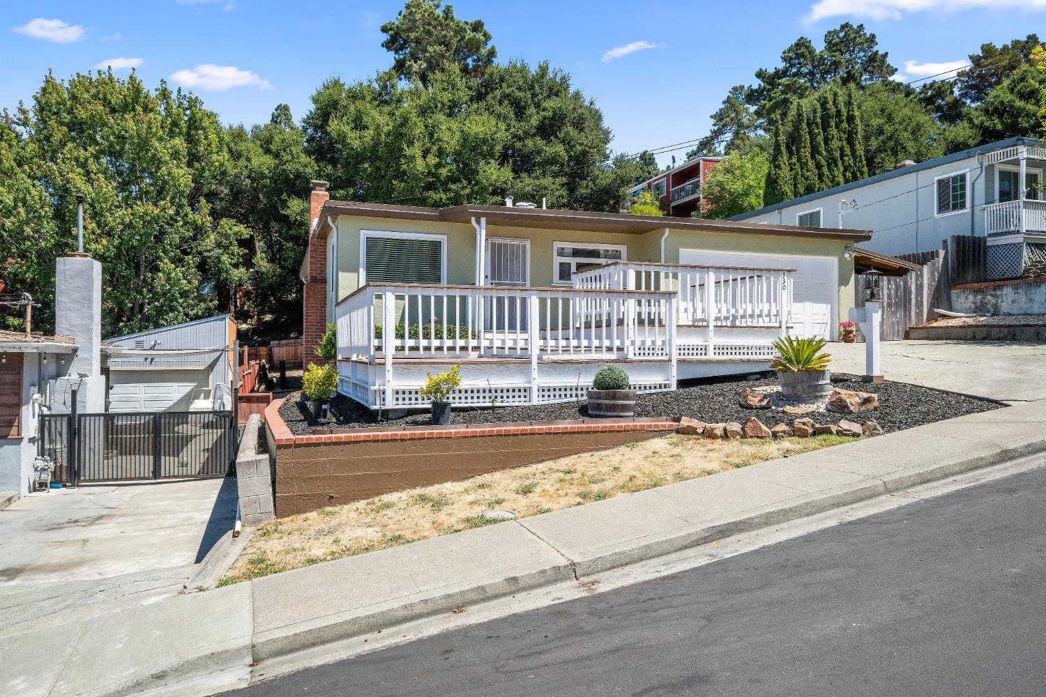 Detail Gallery Image 2 of 30 For 330 Shirley Vista St, El Sobrante,  CA 94803 - 3 Beds | 1/1 Baths