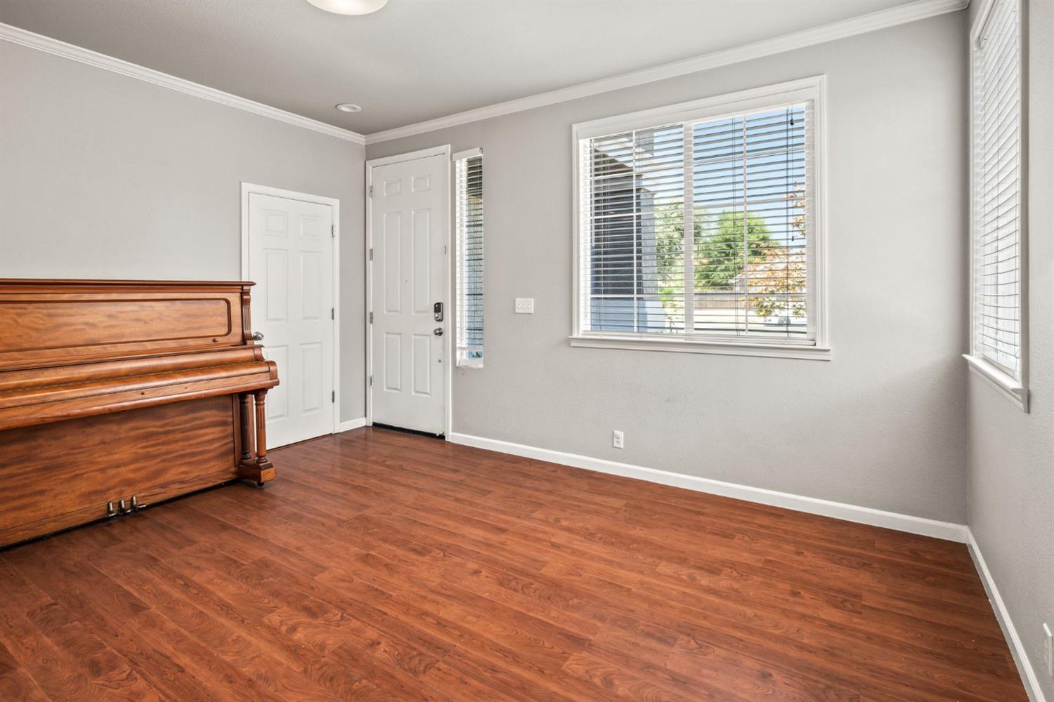 Detail Gallery Image 5 of 38 For 5828 Ayshire Pl, Antelope,  CA 95843 - 3 Beds | 2 Baths