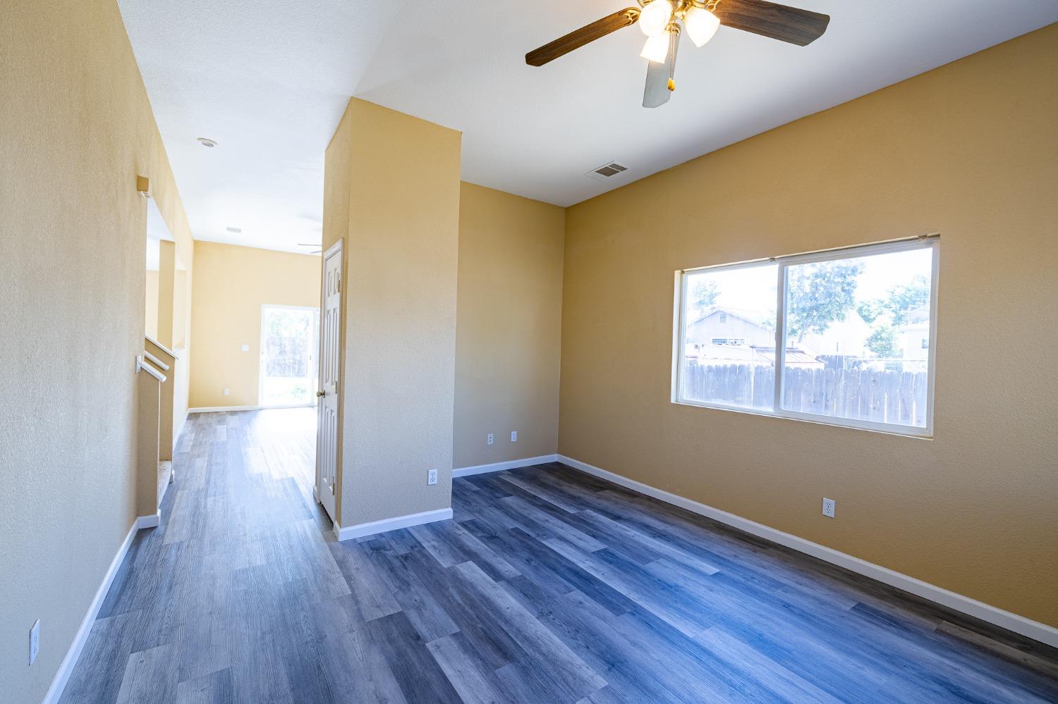 Detail Gallery Image 3 of 24 For 4015 44th St, Sacramento,  CA 95820 - 3 Beds | 2/1 Baths