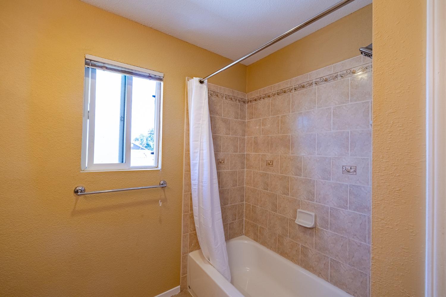 Detail Gallery Image 15 of 24 For 4015 44th St, Sacramento,  CA 95820 - 3 Beds | 2/1 Baths