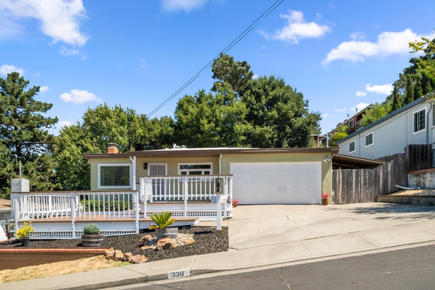 Detail Gallery Image 4 of 30 For 330 Shirley Vista St, El Sobrante,  CA 94803 - 3 Beds | 1/1 Baths