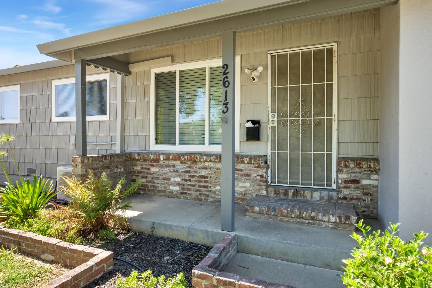 Detail Gallery Image 2 of 16 For 2613 Northglen St, Sacramento,  CA 95833 - 3 Beds | 1 Baths