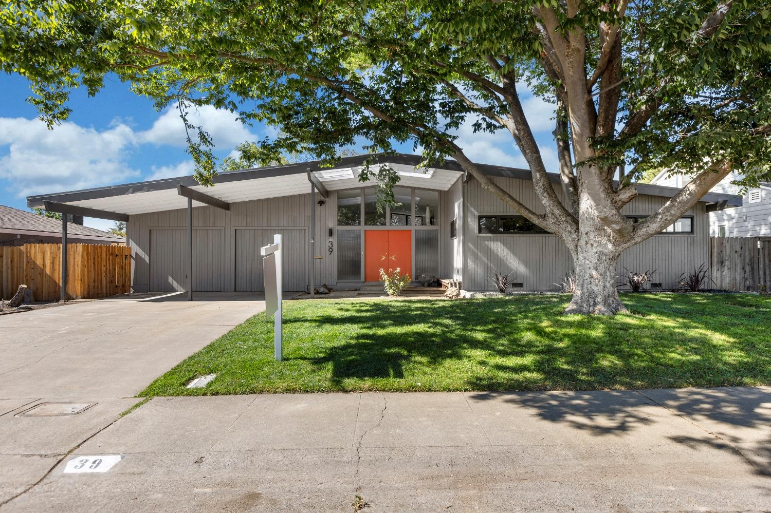 Detail Gallery Image 1 of 1 For 39 Shoreline Cir, Sacramento,  CA 95831 - 3 Beds | 2 Baths