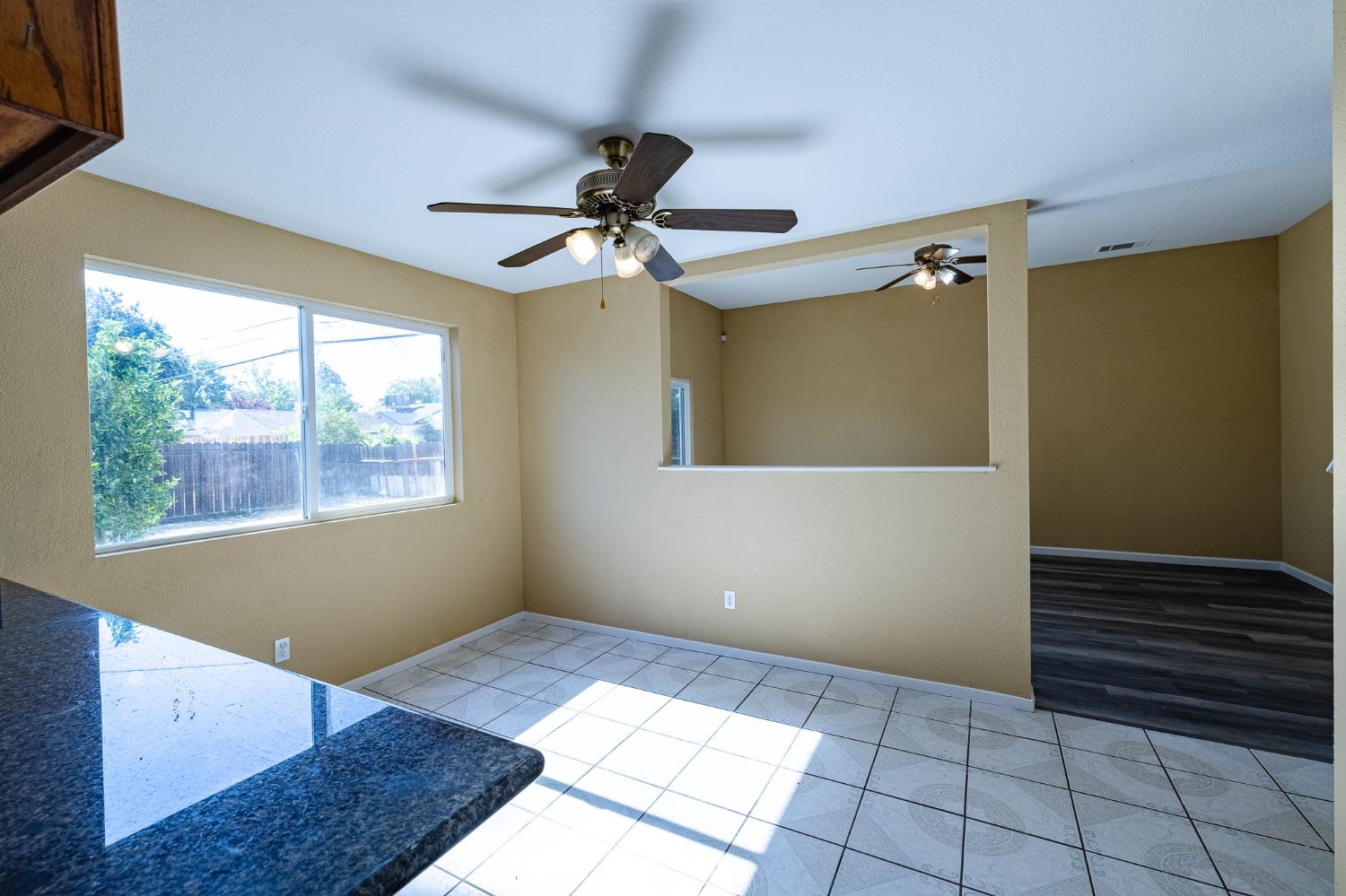 Detail Gallery Image 7 of 24 For 4015 44th St, Sacramento,  CA 95820 - 3 Beds | 2/1 Baths