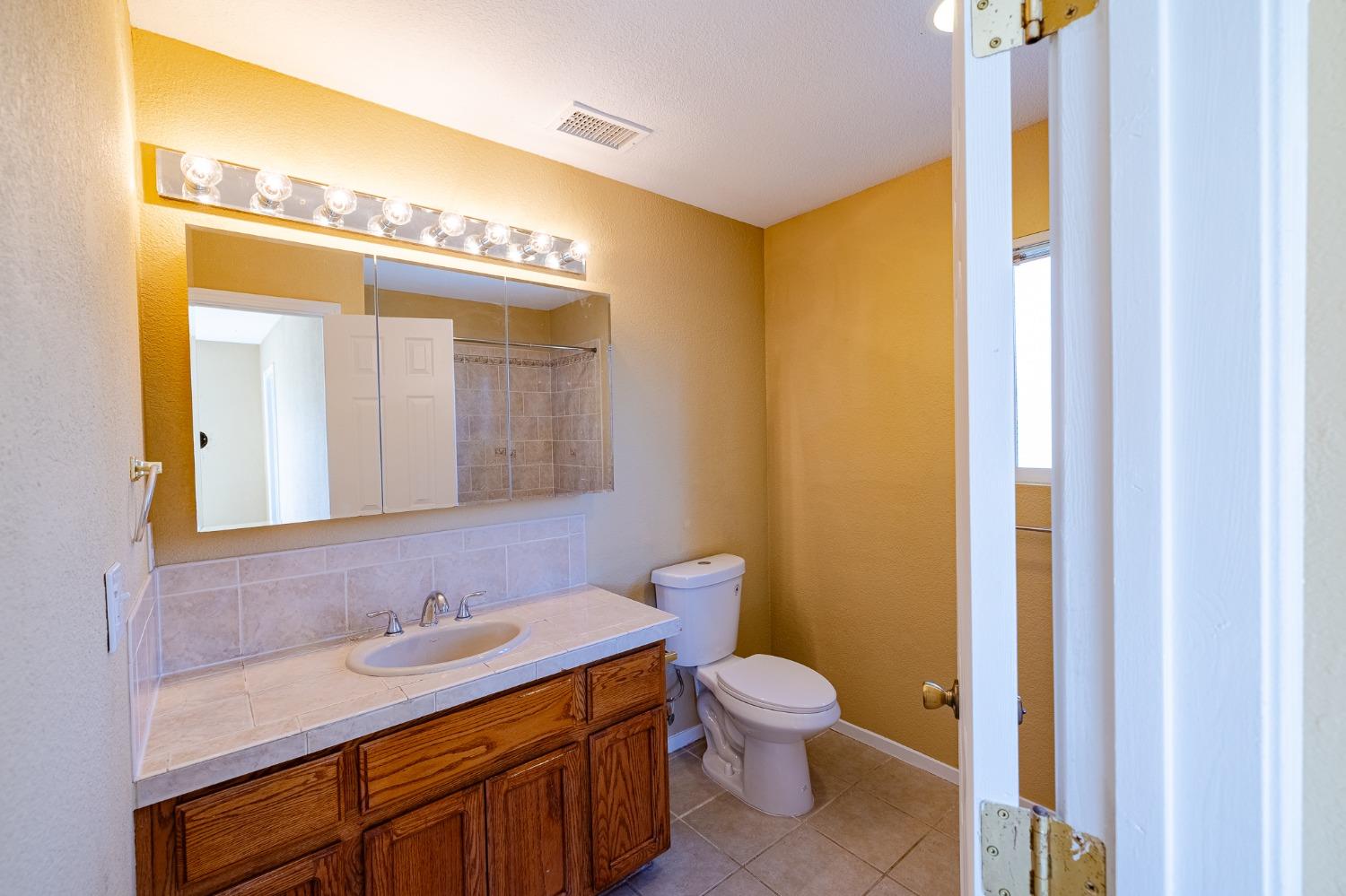 Detail Gallery Image 14 of 24 For 4015 44th St, Sacramento,  CA 95820 - 3 Beds | 2/1 Baths