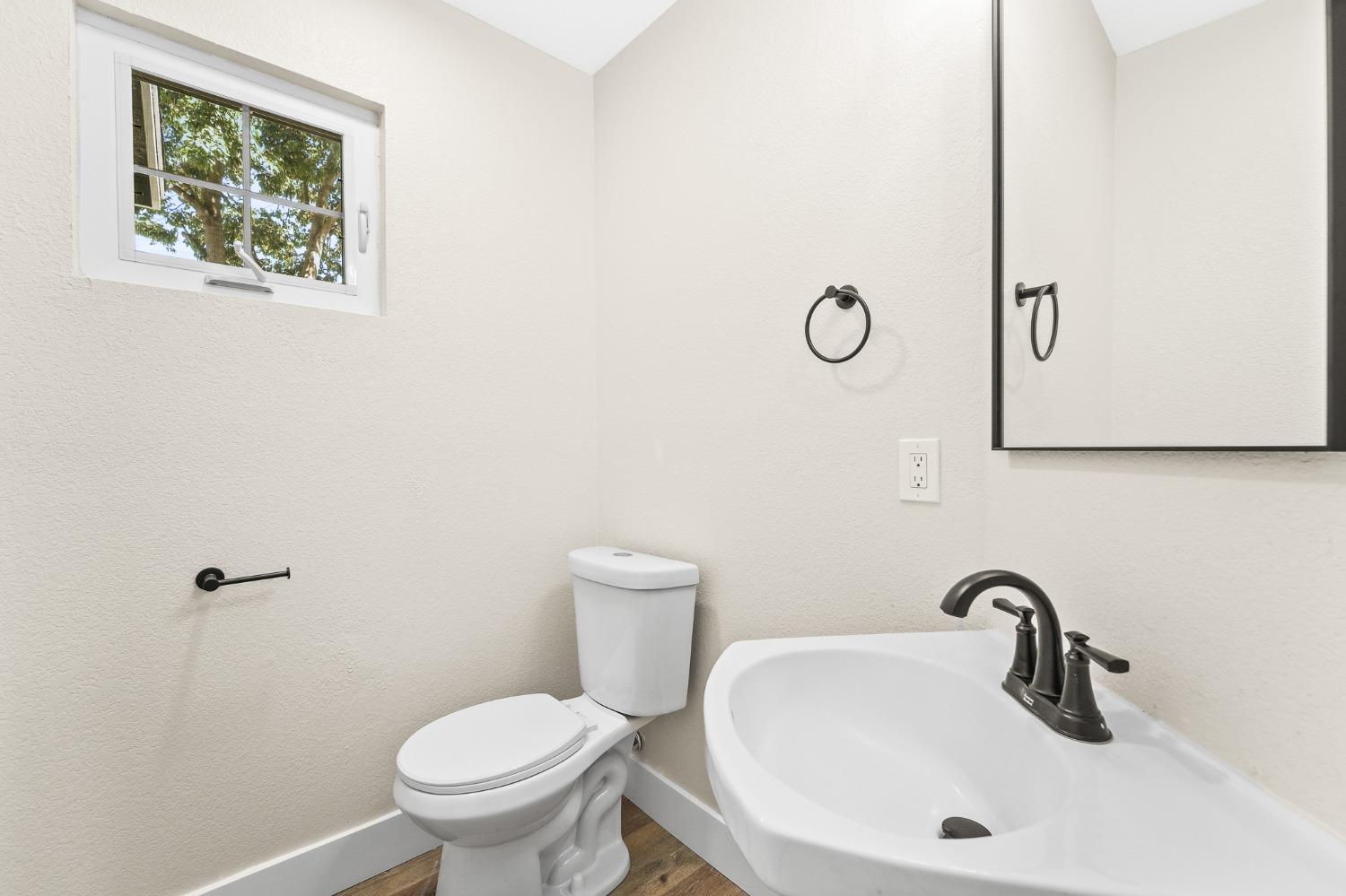 Detail Gallery Image 5 of 16 For 2717 Calero Hills Ln, Stockton,  CA 95206 - 4 Beds | 2/1 Baths