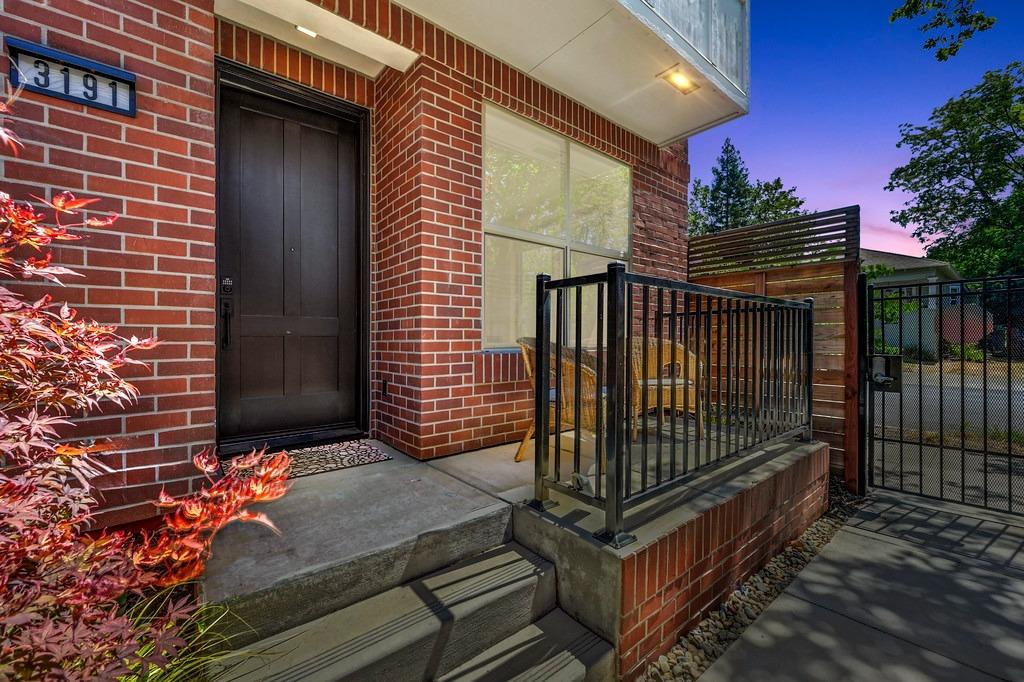 Detail Gallery Image 1 of 85 For 3191 Eastsac Walk, Sacramento,  CA 95816 - 3 Beds | 3/1 Baths