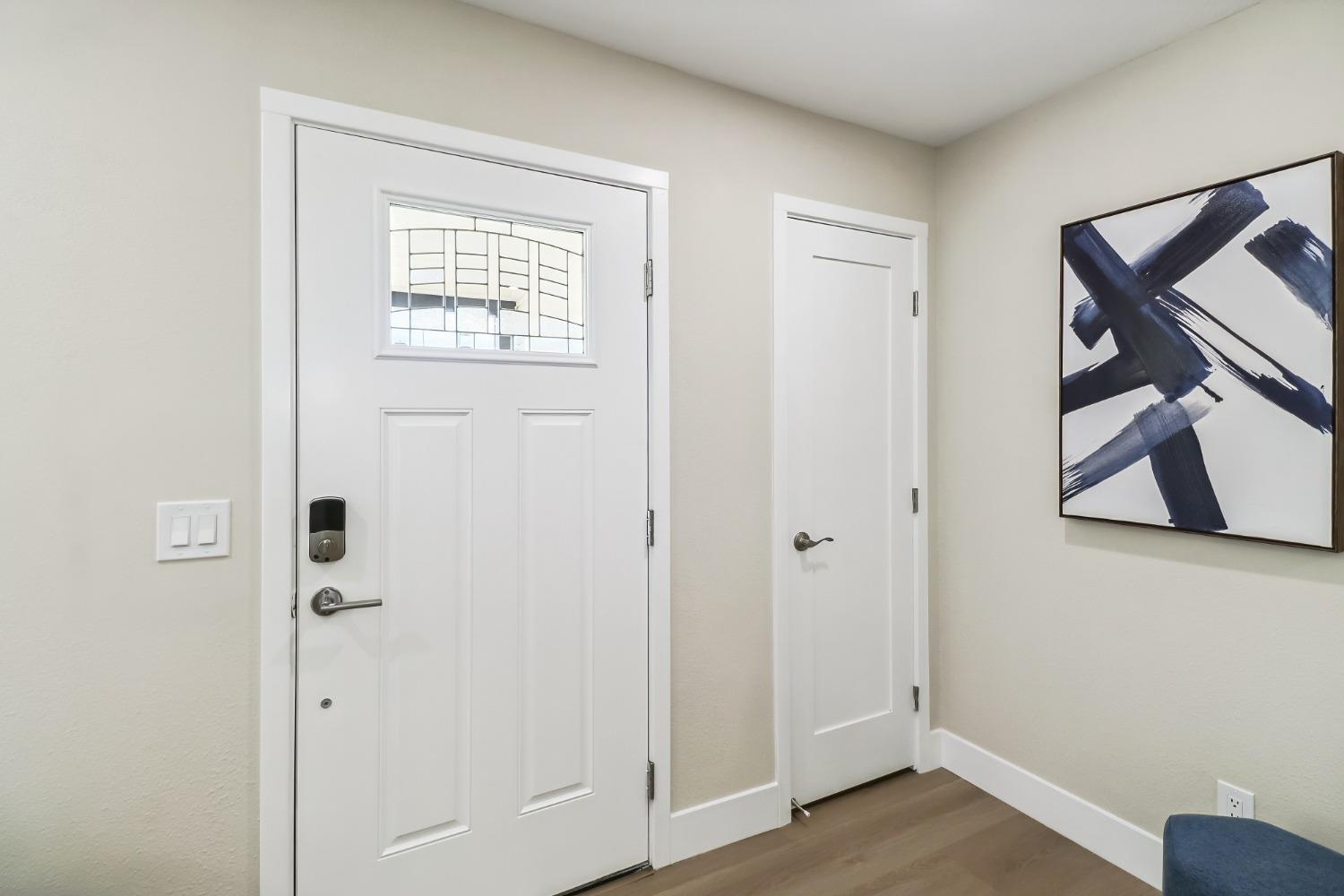 Detail Gallery Image 3 of 32 For 6571 Nielsen Way, Sacramento,  CA 95820 - 3 Beds | 2 Baths