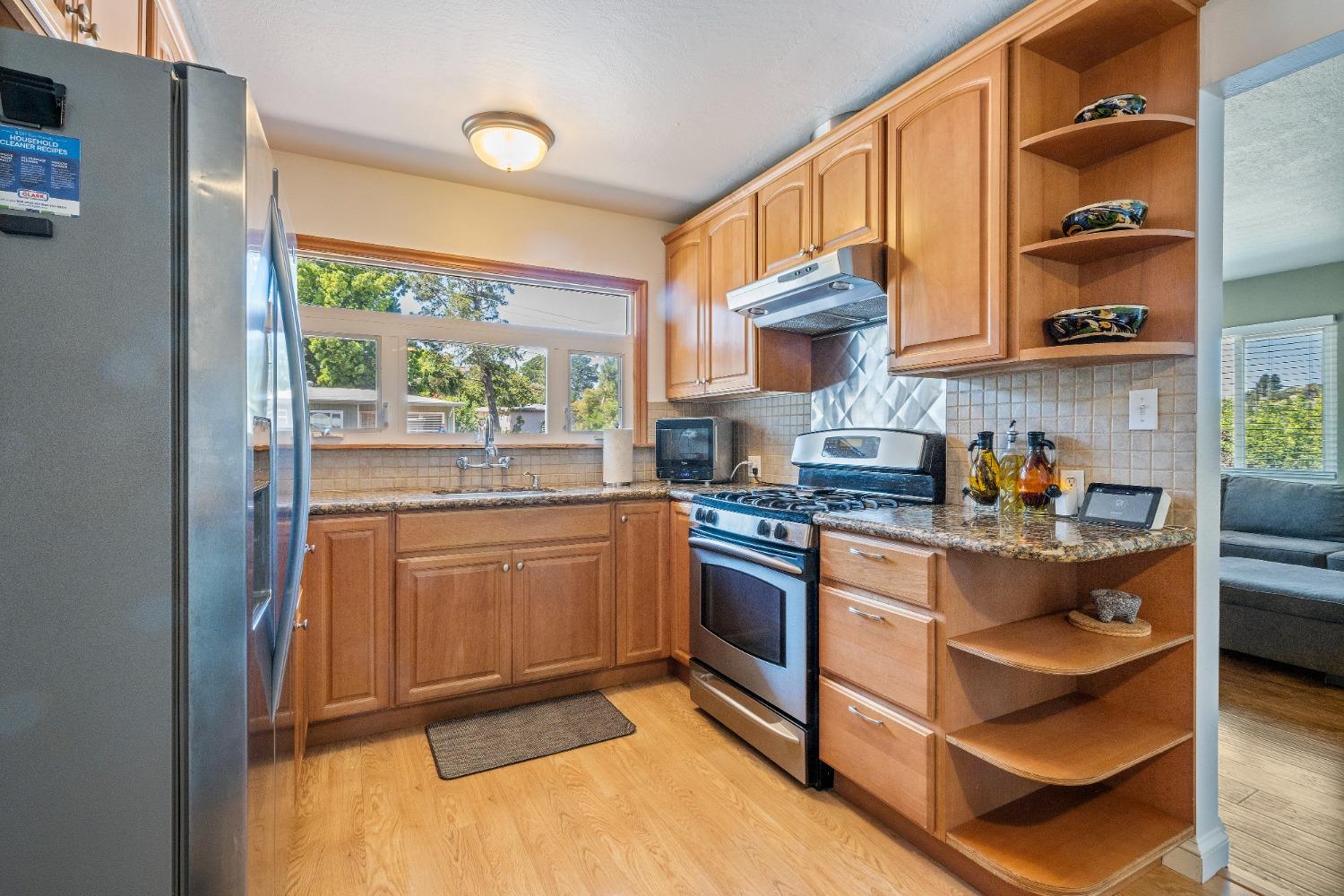 Detail Gallery Image 9 of 30 For 330 Shirley Vista St, El Sobrante,  CA 94803 - 3 Beds | 1/1 Baths