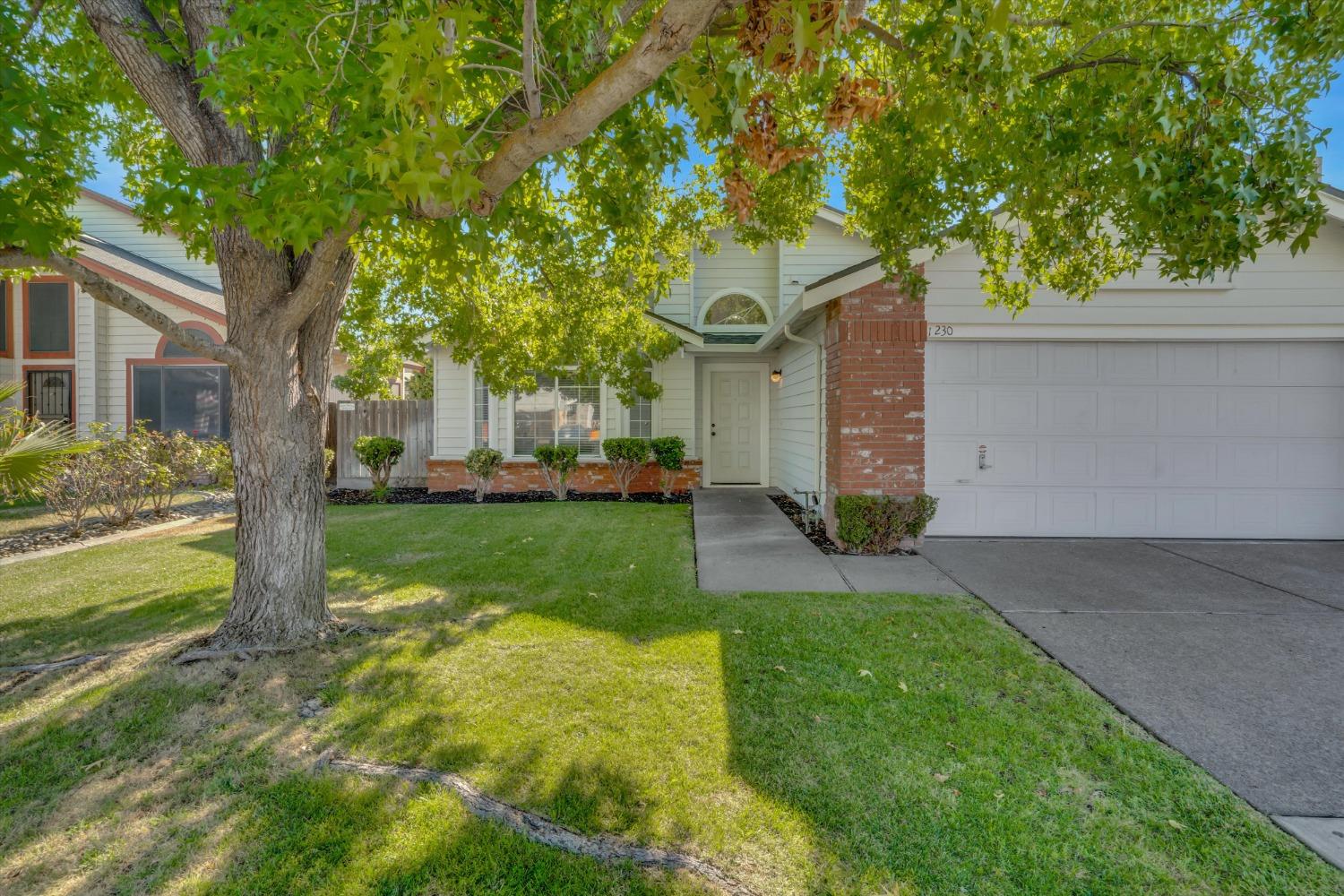 Detail Gallery Image 1 of 30 For 1230 Mohr Cir, Manteca,  CA 95337 - 3 Beds | 2 Baths