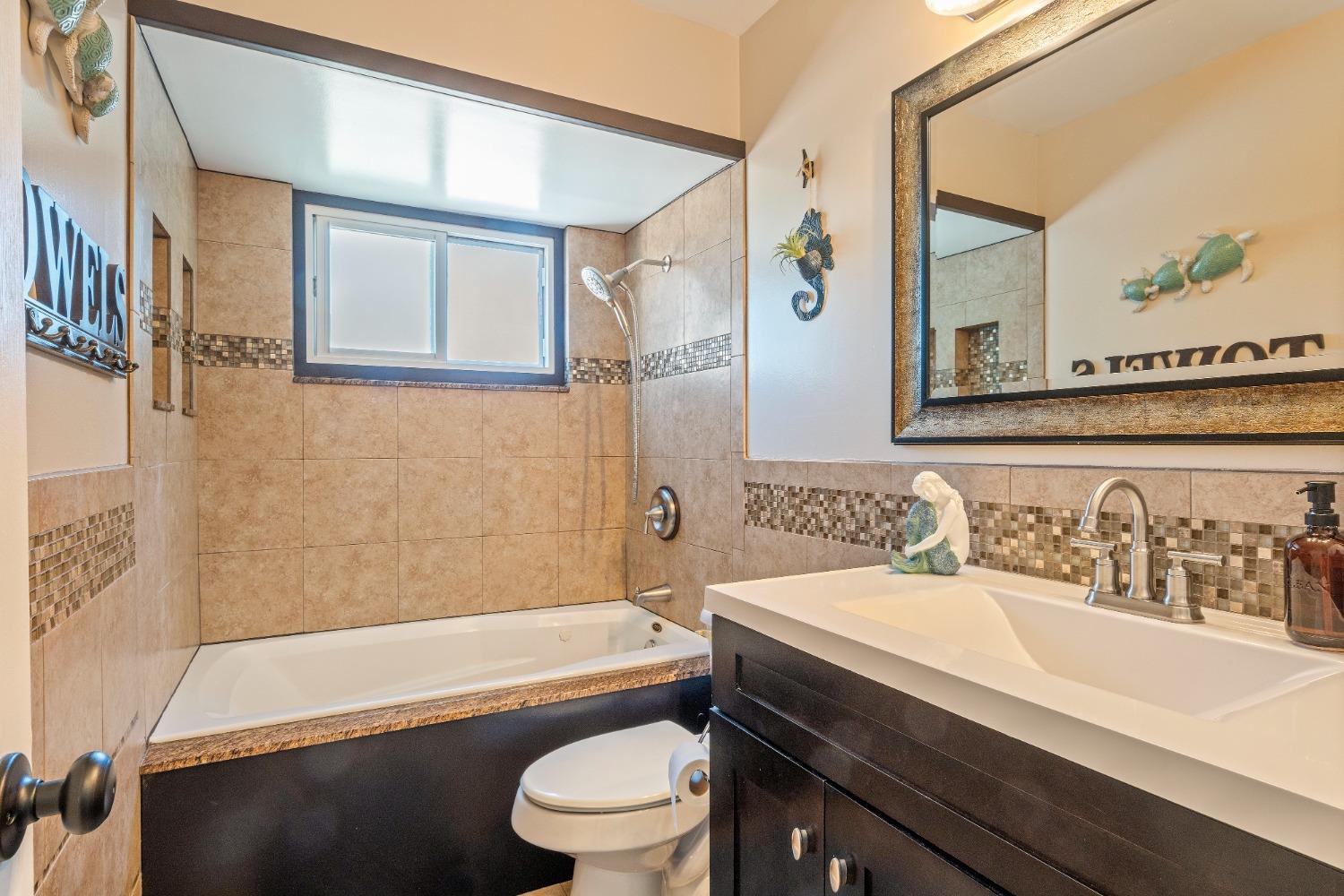 Detail Gallery Image 12 of 30 For 330 Shirley Vista St, El Sobrante,  CA 94803 - 3 Beds | 1/1 Baths