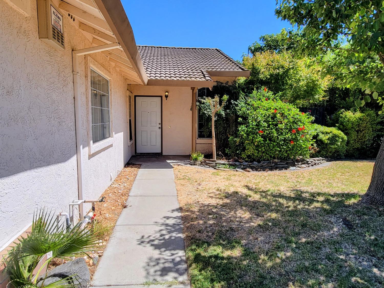 Detail Gallery Image 3 of 57 For 1037 Klemeyer Cir, Stockton,  CA 95206 - 4 Beds | 2 Baths