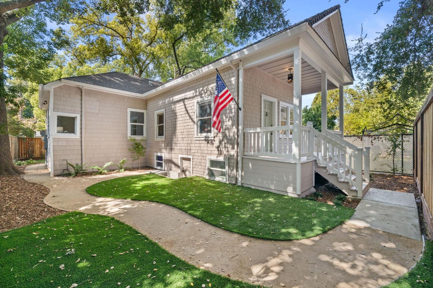 Detail Gallery Image 1 of 1 For 1719 Uptown Aly, Sacramento,  CA 95818 - 2 Beds | 2 Baths