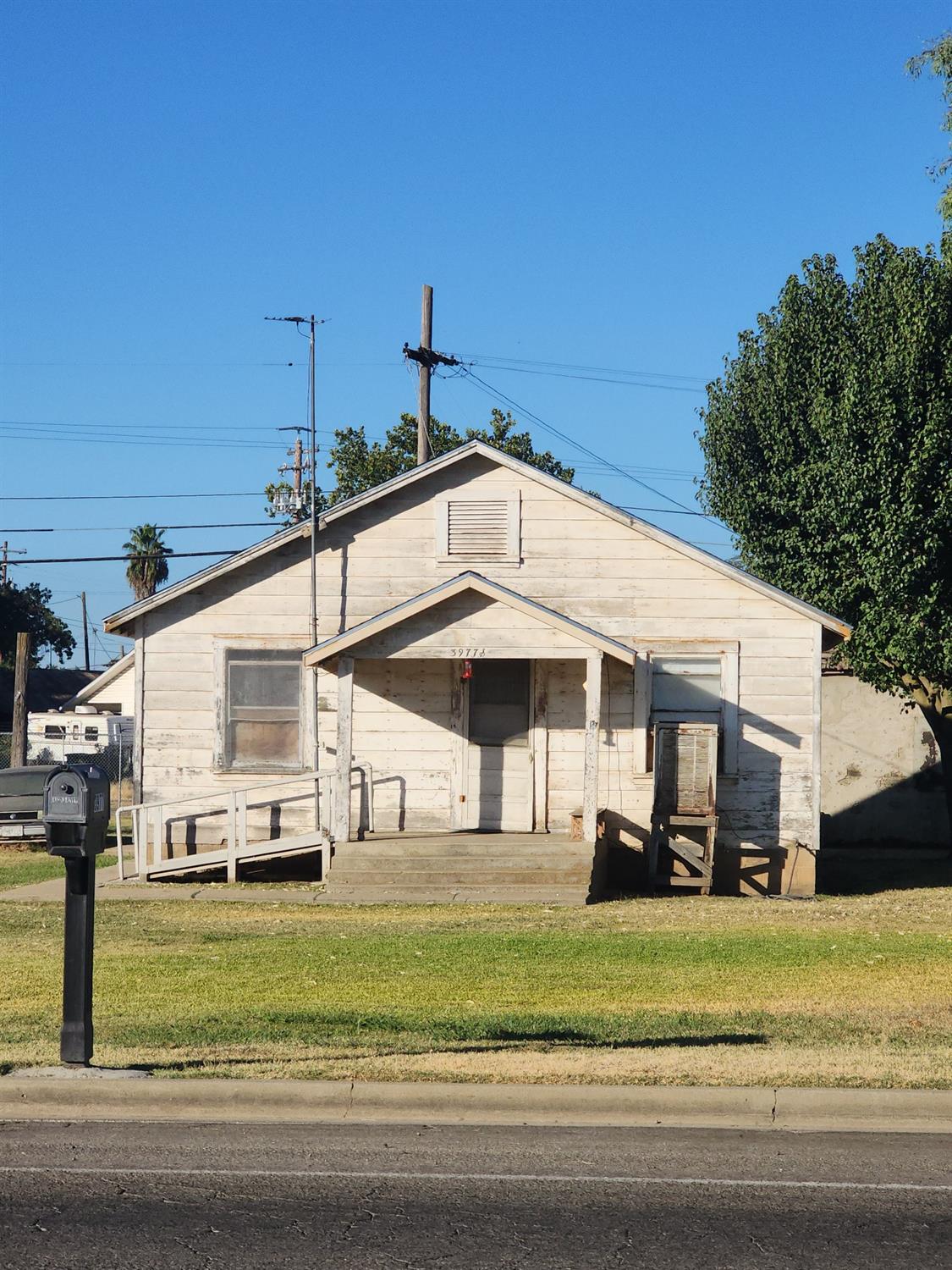 Santa Fe Avenue, Le Grand, California image 2