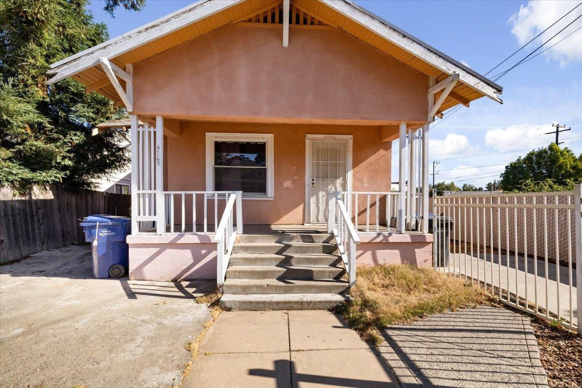 Detail Gallery Image 1 of 38 For 4809 Yosemite Ave, Sacramento,  CA 95820 - 2 Beds | 2 Baths