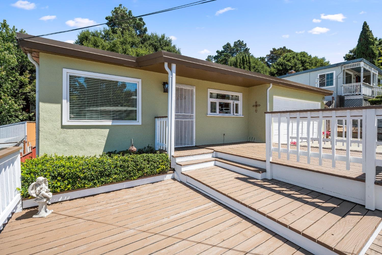 Detail Gallery Image 3 of 30 For 330 Shirley Vista St, El Sobrante,  CA 94803 - 3 Beds | 1/1 Baths