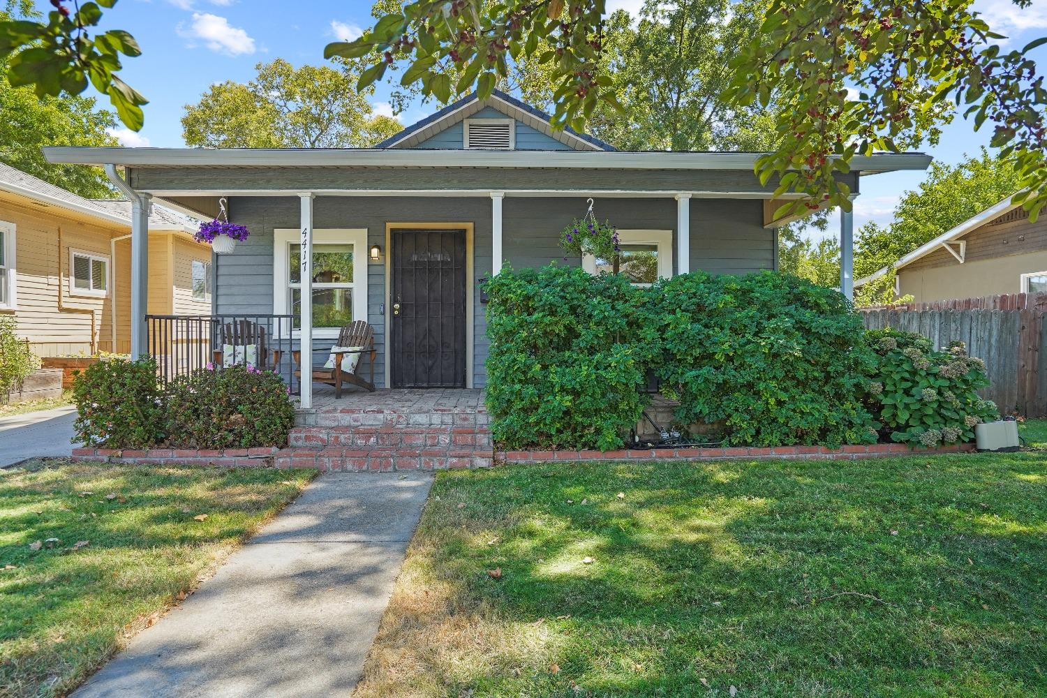 Detail Gallery Image 1 of 1 For 4417 55th St, Sacramento,  CA 95820 - 2 Beds | 1 Baths