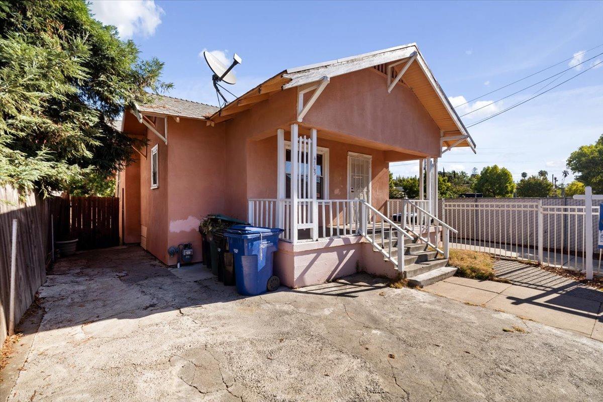 Detail Gallery Image 4 of 38 For 4809 Yosemite Ave, Sacramento,  CA 95820 - 2 Beds | 2 Baths