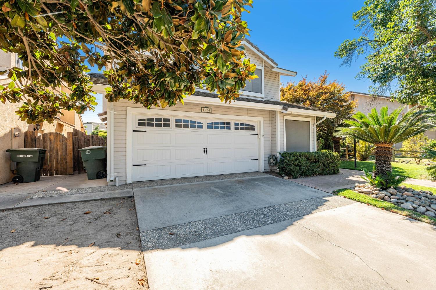 Detail Gallery Image 2 of 48 For 1524 Tonopah Pl, Modesto,  CA 95358 - 4 Beds | 3 Baths