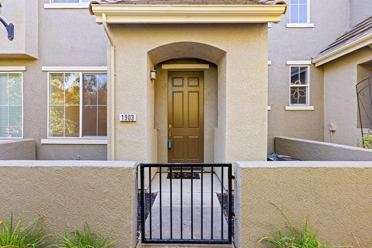 Detail Gallery Image 1 of 28 For 1903 Esplanade Cir, Folsom,  CA 95630 - 2 Beds | 2/1 Baths