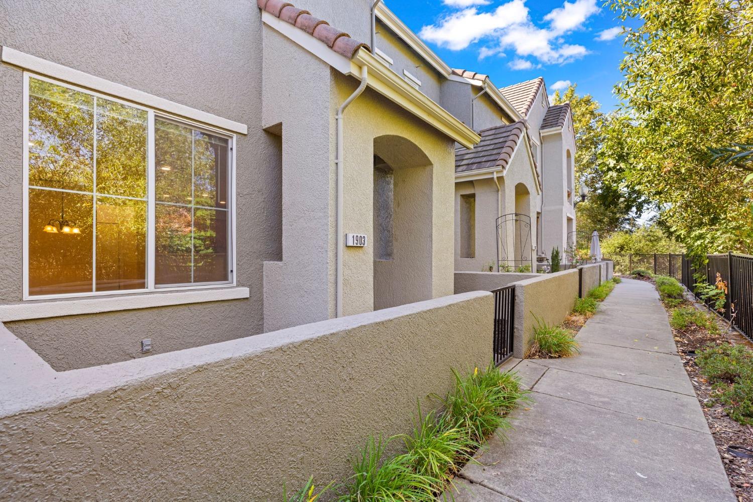 Detail Gallery Image 2 of 28 For 1903 Esplanade Cir, Folsom,  CA 95630 - 2 Beds | 2/1 Baths