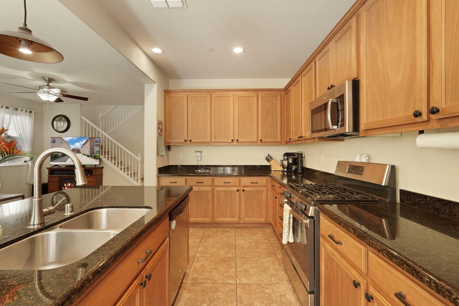 Detail Gallery Image 12 of 34 For 3924 Purple Finch Ln, Modesto,  CA 95355 - 3 Beds | 2/1 Baths