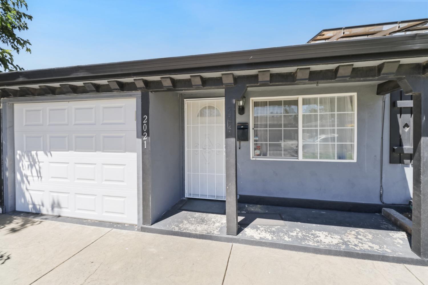 Detail Gallery Image 2 of 30 For 2021 Robert Way, Sacramento,  CA 95825 - 3 Beds | 2 Baths