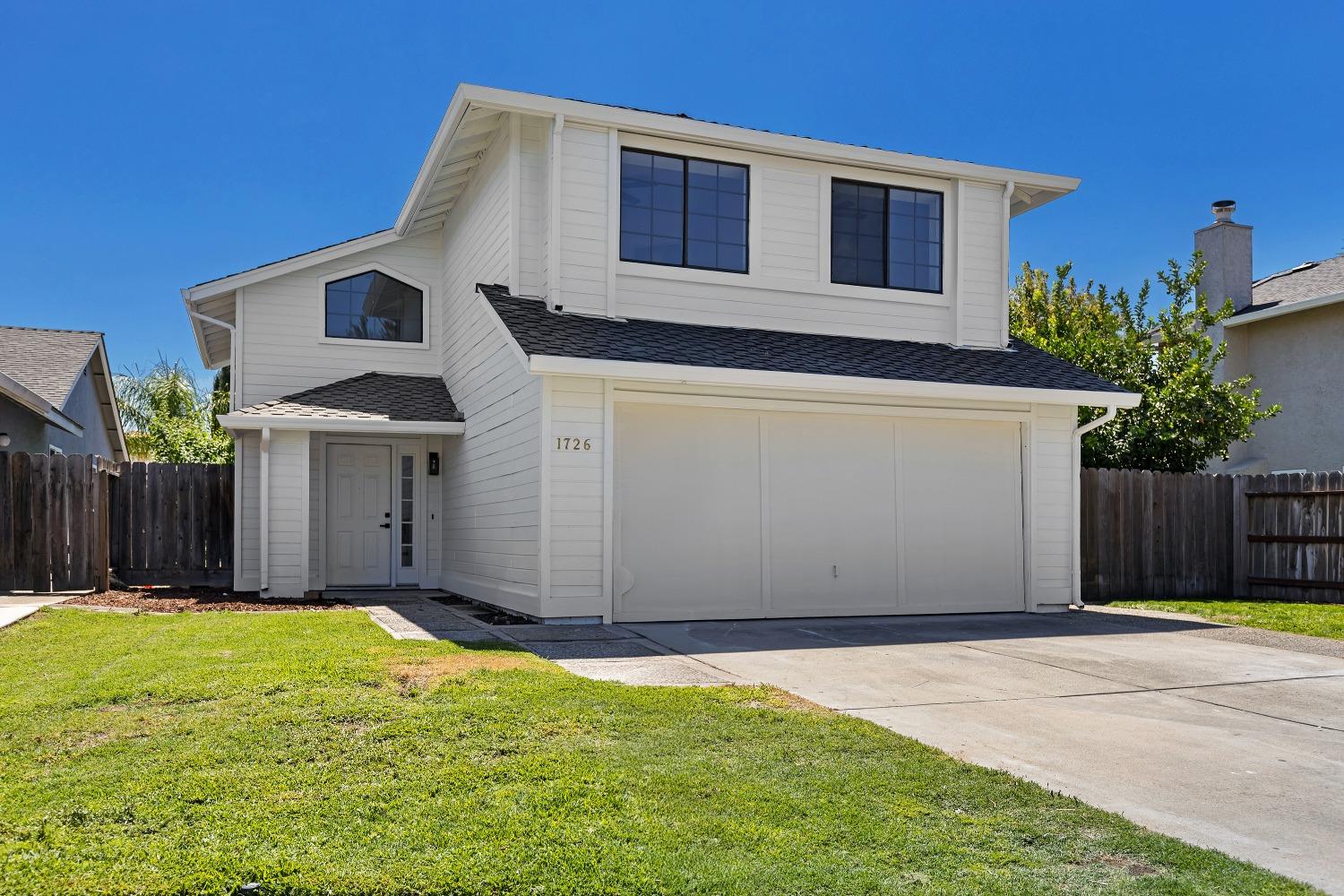 Detail Gallery Image 2 of 49 For 1726 Autumn Way, Lodi,  CA 95242 - 4 Beds | 2/1 Baths