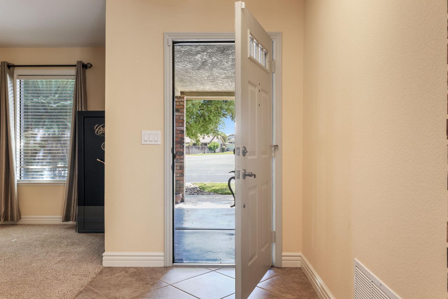 Detail Gallery Image 11 of 44 For 1127 Locust Ave, Manteca,  CA 95337 - 3 Beds | 2 Baths