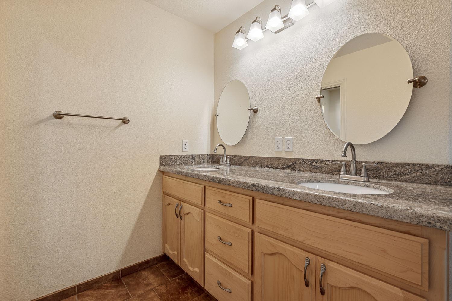 Detail Gallery Image 25 of 44 For 1127 Locust Ave, Manteca,  CA 95337 - 3 Beds | 2 Baths