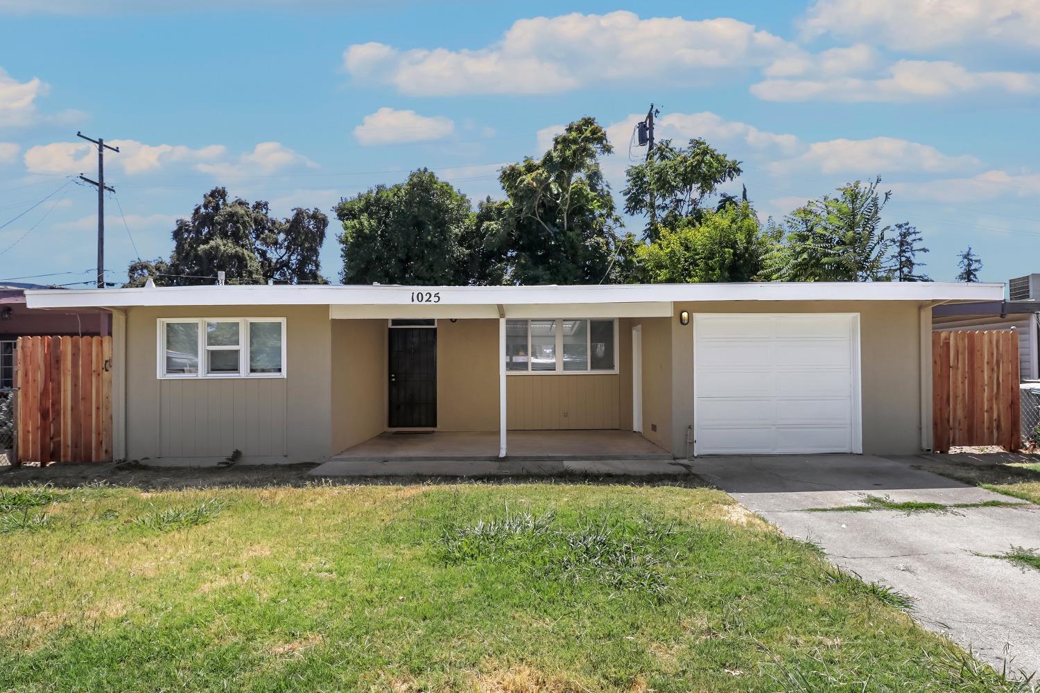 Detail Gallery Image 1 of 27 For 1025 Hobson Ave, West Sacramento,  CA 95605 - 3 Beds | 2 Baths