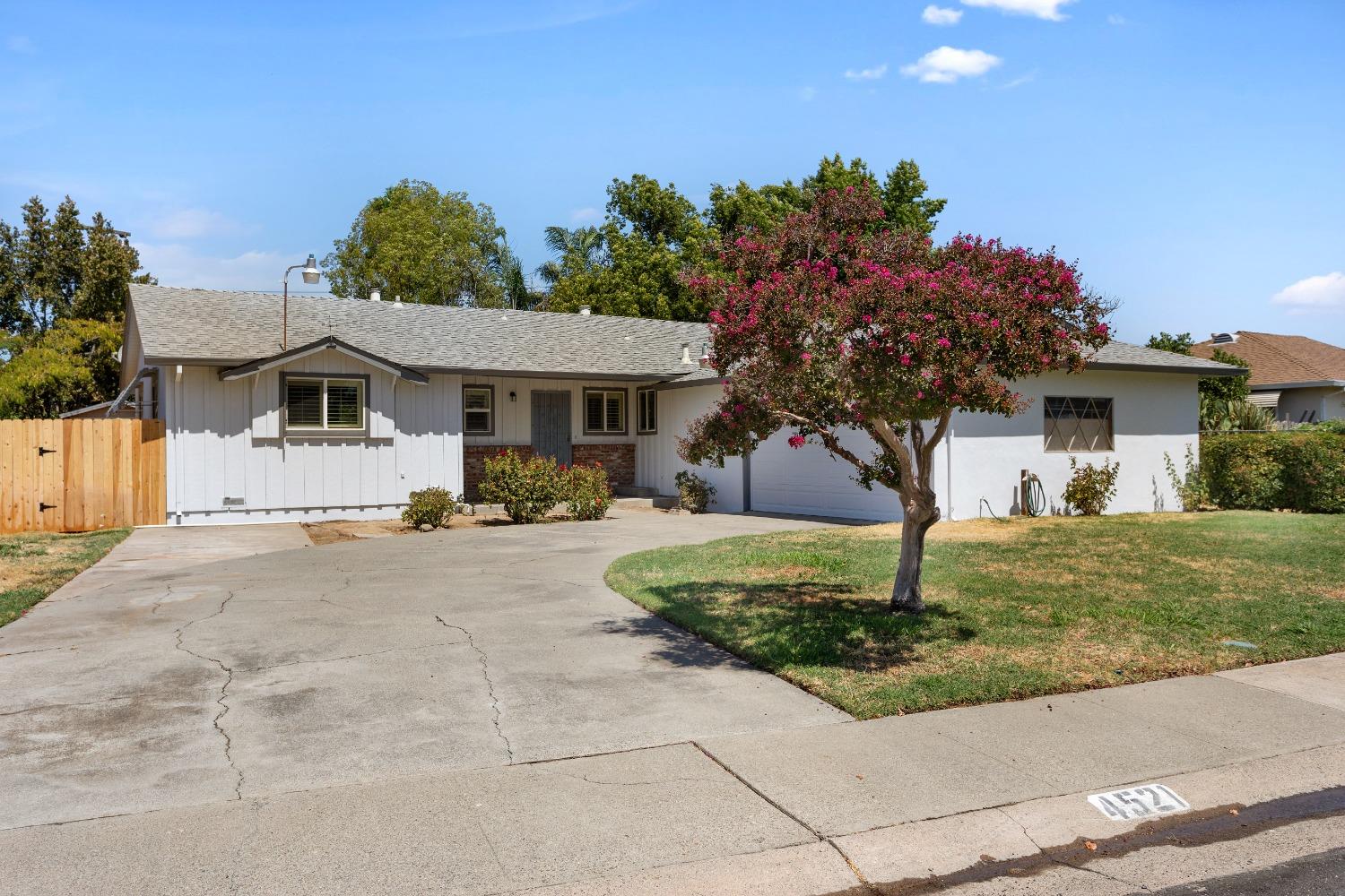 Detail Gallery Image 1 of 1 For 4521 Stonehedge Way, Sacramento,  CA 95823 - 3 Beds | 2 Baths