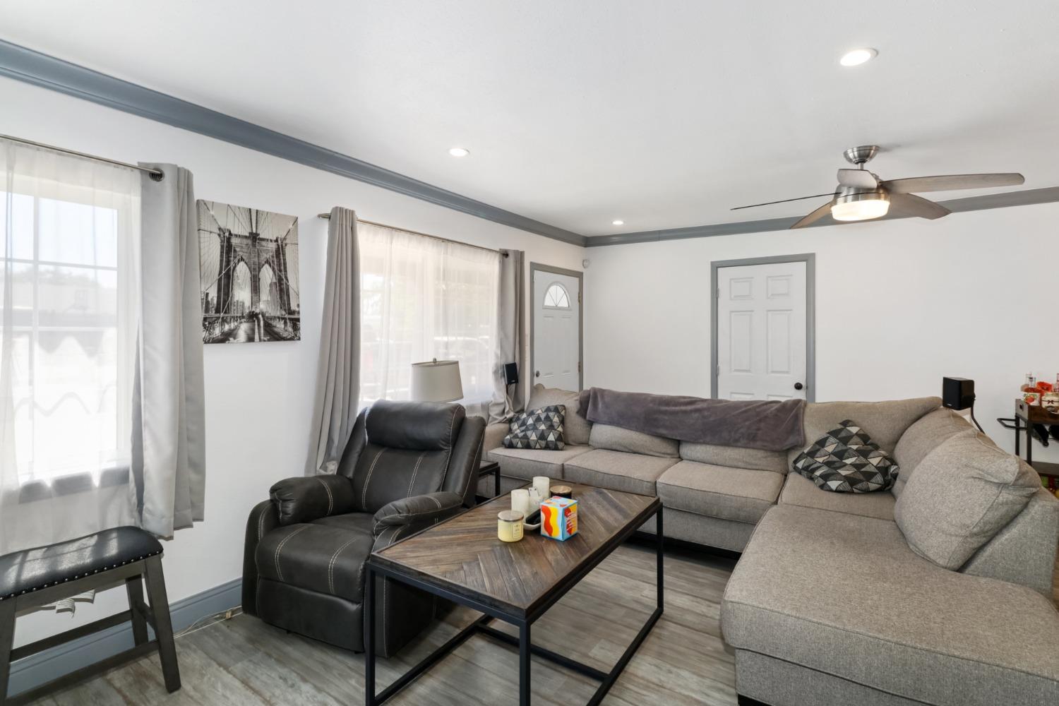 Detail Gallery Image 6 of 30 For 2021 Robert Way, Sacramento,  CA 95825 - 3 Beds | 2 Baths