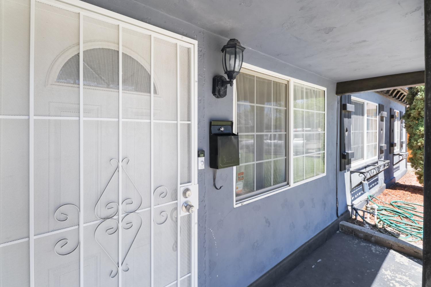 Detail Gallery Image 3 of 30 For 2021 Robert Way, Sacramento,  CA 95825 - 3 Beds | 2 Baths